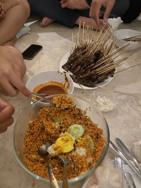 makan sate dan nasi goreng life at xendit